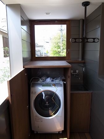 代沢の家22 ベランダにある洗濯機置場 冨田秀雄建築アトリエ