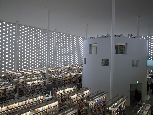 金沢海みらい図書館 海の中にいるような柔らかい光に包まれた図書空間 冨田秀雄建築アトリエ