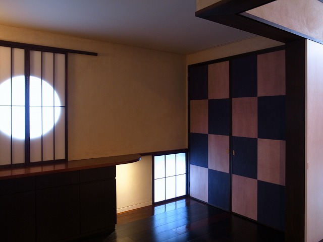 玄関の脇に設けた和室 太鼓貼り障子は行灯のよう 冨田秀雄建築アトリエ